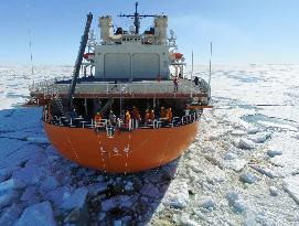 Icebreaker Shirase involved in study on global warming