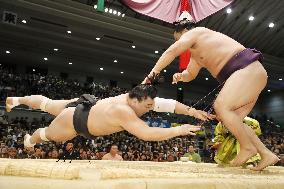 Sumo: Kisenosato stays perfect on yokozuna debut, Haru crashes again