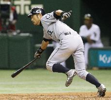 Baseball: Ichiro at 2012 opener in Japan