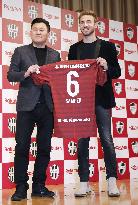 Football: Samper joins Vissel Kobe