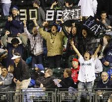 (CORRECTED)Mariners' Ichiro breaks Harimoto's career-hits record