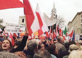Protests against regulations on media, court in Poland