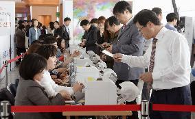 S. Korean voters prepare to elect 300 members of parliament