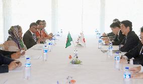 Japan's PM Abe meets with Bangladeshi PM Hasina