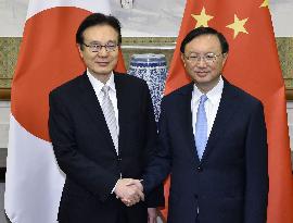 Japanese PM's aide meets China's top diplomat over summit