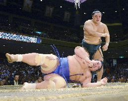 Sumo: Okinoumi pulls off another upset to stay tied for lead