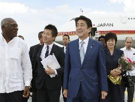 Abe in Cuba for talks with Castro