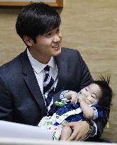 Ohtani cheers up boy at Osaka hospital