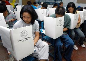 (2)Voting under way in Philippines