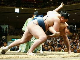 Hakuho maintains share of lead at summer sumo