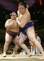 Miyabiyama beats Tokitenku at summer sumo