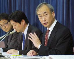 JAL incurs 16.27 bil. yen group net loss in FY 2006