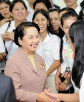 Philippine Pres. Arroyo meets with nurse-candidates in Tokyo