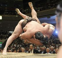 Hakuho still in charge on 12th day at autumn sumo