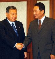 Ex-Premier Mori talks with S. Korean Prime Minister Goh