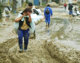 (8)Strong quakes hit Niigata Pref.