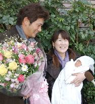 Olympic champion Tani leaves hospital with her baby