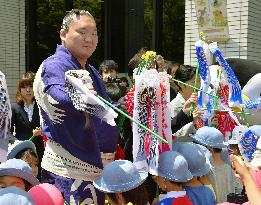 Yokozuna Hakuho distributes flying carps to kindergarten kids