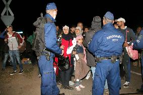 Continuous arrival of refugees causes panic on Hungary-Serbia border