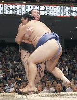 Hakuho crashes to shock opening defeat at Autumn basho