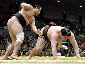 Grand champion Hakuho suffers defeat