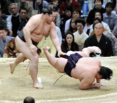 Asashoryu still in driver's seat at spring sumo