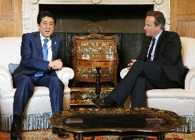 Abe, Cameron discusses global security threats at Chequers