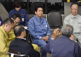 PM Abe meets with local farm representatives in typhoon-damaged area