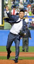 Major leaguer Aoki at opening pitch ceremony