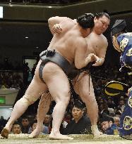 Sumo: Hakuho shocker leaves Kisenosato alone at the top