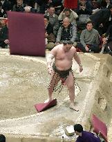 Sumo: Hakuho loss allows Kisenosato to clinch title before final day