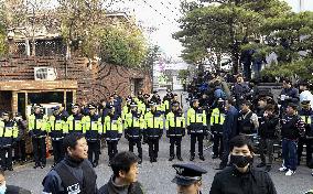 Police stand guard around Park's residence