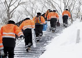 7 high school boys, 1 teacher die in avalanche in climbing lesson