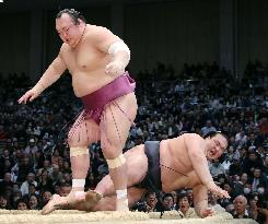 Sumo: Kisenosato withdraws from Kyushu meet