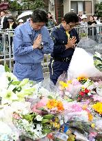 Abe visits quake-hit school in Osaka