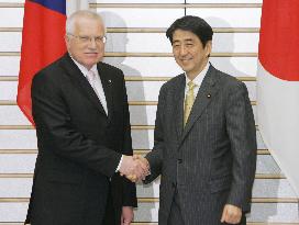 Abe meets with Czech Pres. Klaus