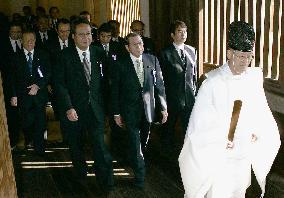 (1)80 lawmakers visit Yasukuni Shrine