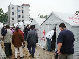 China earthquake -- Chinese Red Cross erects medical tents