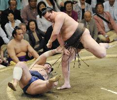 Grand champion Hakuho clinches 14th title in summer sumo meet