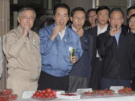 Japan, China, S. Korea leaders promote Fukushima produce