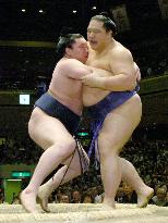 Asashoryu bounces back, chasing Hakuho at summer sumo