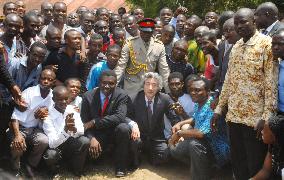 Koizumi visits laboratory of Japanese scientist Noguchi in Ghana