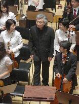 Ozawa returns to podium with Mahler's 'Resurrection' after illne