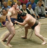 Hakuho beats Tochinoshin