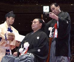 (2)Ex-yokozuna Takanohana holds retirement ceremony