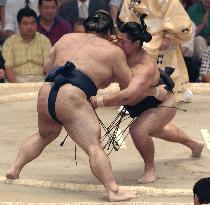 Journeyman Tokitsuumi takes sole lead at Nagoya sumo