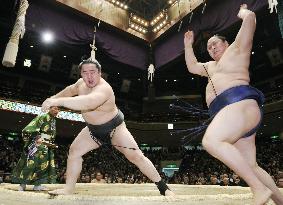 Asashoryu roars back at New Year sumo