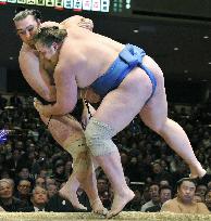 Bruto beats Kotooshu at New Year sumo tournament