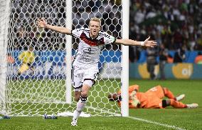 Germany defeat Algeria 2-1