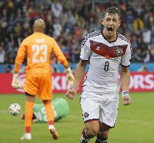 Germany defeat Algeria 2-1